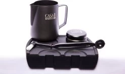 Casabarista Toolset Black - Tamper 58mm - Pot à Lait 600ml - Brosse - Tampermat - Café - Set D'outils Barista