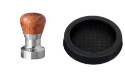 Expresso écarlate | Tamper "Passion" Pour Barista; Avec Poignée Ergonomique En PVC Ou En Bois Précieux De Votre Choix Et Base En Acier Inoxydable De Précision. Bois De Santal Rouge 41 Mm + Planche De Tige -Dégustation Délicate 1200x793 1