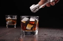 Pierres à Whisky En Acier Inoxydable - Ensemble Premium - Pierres à Whisky En Métal - 4 Pièces - SEC 29 Pierres à Whisky En Acier Inoxydable - Ensemble Premium - Pierres à Whisky En Métal - 4 Pièces - SEC -Dégustation Délicate 1200x798 4