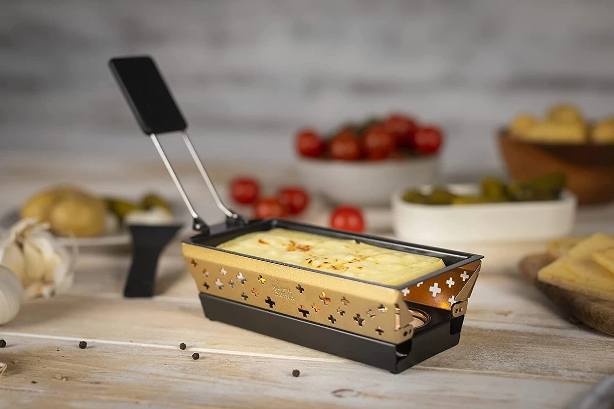 KUHN RIKON Candle Light Mini Croix Suisse, Service à Raclette, Or, Poêle à Griller Antiadhésive, Avec Bougie Chauffe-plat 8 KUHN RIKON Candle Light Mini Croix Suisse, Service à Raclette, Or, Poêle à Griller Antiadhésive, Avec Bougie Chauffe-plat – Image 6