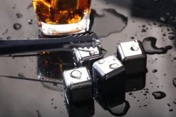 Decopatent® Whisky Stones Set De 8x Glaçons En Acier Inoxydable + Pinces - Whisky Stones - Moule à Glaçons - Cocktail Ice Cube Cooling Stones -Dégustation Délicate 1200x800 141