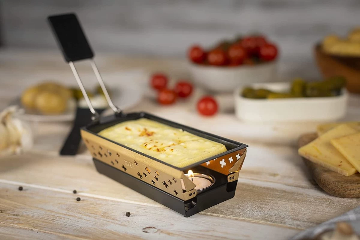 KUHN RIKON Candle Light Mini Croix Suisse, Service à Raclette, Or, Poêle à Griller Antiadhésive, Avec Bougie Chauffe-plat 4 KUHN RIKON Candle Light Mini Croix Suisse, Service à Raclette, Or, Poêle à Griller Antiadhésive, Avec Bougie Chauffe-plat – Image 2