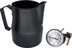 Expresso écarlate | Pot à Lait "L'Art Profi" Pour Latte Art Ou Cappuccino; En Acier Inoxydable 18/10; Pichet Barista De Haute Qualité. Noir 350 Ml 18 Expresso écarlate | Pot à Lait "L'Art Profi" Pour Latte Art Ou Cappuccino; En Acier Inoxydable 18/10; Pichet Barista De Haute Qualité. Noir 350 Ml -Dégustation Délicate 1200x805 1