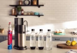 SodaStream DUO Family Pack - Noir - Incl. Cylindre Carbonaté à Connexion Quick - Avec 1 Verre Et 2 Bouteilles En Plastique Réutilisables -Dégustation Délicate 1200x821 1