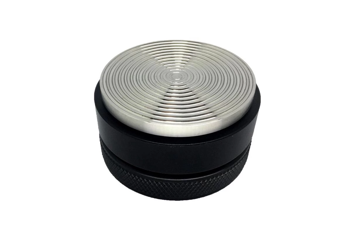 Expresso écarlate | Tamper "Grande Flat" Pour Barista; Avec Rainures 3D Pour Une Extraction Parfaite Avec Des Machines Porte-tamis; Des Tailles Différentes; à Toute épreuve. Noir 58,5 Mm + Planche De Tige 6 Expresso écarlate | Tamper "Grande Flat" Pour Barista; Avec Rainures 3D Pour Une Extraction Parfaite Avec Des Machines Porte-tamis; Des Tailles Différentes; à Toute épreuve. Noir 58,5 Mm + Planche De Tige – Image 4