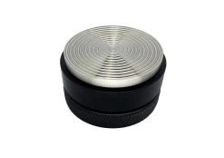 Expresso écarlate | Tamper "Grande Flat" Pour Barista; Avec Rainures 3D Pour Une Extraction Parfaite Avec Des Machines Porte-tamis; Des Tailles Différentes; à Toute épreuve. Noir 57 Mm 14 Expresso écarlate | Tamper "Grande Flat" Pour Barista; Avec Rainures 3D Pour Une Extraction Parfaite Avec Des Machines Porte-tamis; Des Tailles Différentes; à Toute épreuve. Noir 57 Mm -Dégustation Délicate 1200x845 2
