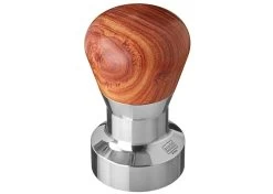 Expresso écarlate | Tamper "Passion" Pour Barista; Avec Poignée Ergonomique En PVC Ou En Bois Précieux De Votre Choix Et Base En Acier Inoxydable De Précision. Bois De Santal Rouge 41 Mm + Planche De Tige -Dégustation Délicate 1200x857 2
