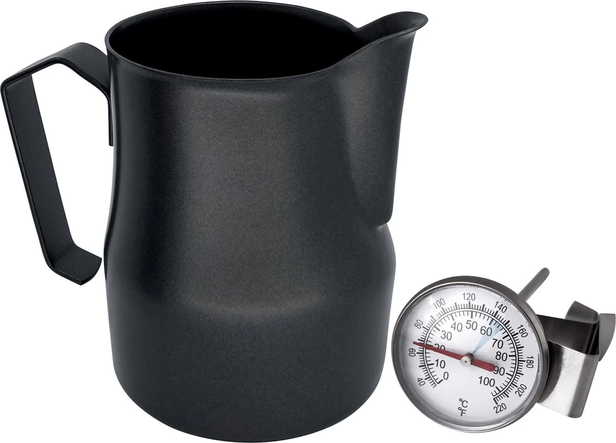 Expresso écarlate | Pot à Lait "L'Art Profi" Pour Latte Art Ou Cappuccino; En Acier Inoxydable 18/10; Pichet Barista De Haute Qualité. Noir 350 Ml 11 Expresso écarlate | Pot à Lait "L'Art Profi" Pour Latte Art Ou Cappuccino; En Acier Inoxydable 18/10; Pichet Barista De Haute Qualité. Noir 350 Ml – Image 9