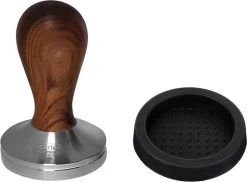 Expresso écarlate | Tamper "Classic" Pour Barista; Avec Poignée Ergonomique En Bois Précieux Et Base En Acier Inoxydable De Précision. Bois De Santal Rouge + Planche De Coffre 53 Mm