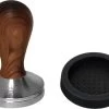 Expresso écarlate | Tamper "Classic" Pour Barista; Avec Poignée Ergonomique En Bois Précieux Et Base En Acier Inoxydable De Précision. Bois De Santal Rouge + Planche De Tronc 49 Mm -Dégustation Délicate 1200x884 4