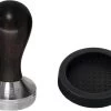 Expresso écarlate | Tamper "Classic" Pour Barista; Avec Poignée Ergonomique En Bois Précieux Et Base En Acier Inoxydable De Précision. Ebony Zwart + Potence 51 Mm 2 Expresso écarlate | Tamper "Classic" Pour Barista; Avec Poignée Ergonomique En Bois Précieux Et Base En Acier Inoxydable De Précision. Ebony Zwart + Potence 51 Mm -Dégustation Délicate 1200x886 1