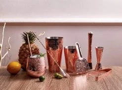 Set De Shaker à Cocktail D' Accessoires De Vêtements Pour Bébé De Bar -Dégustation Délicate 1200x890