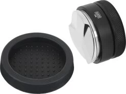 Expresso écarlate | Distributeur "Grande TRE" Pour Barista; Pour Une Extraction Parfaite Avec Des Machines De Sérigraphie; Des Tailles Différentes; à Toute épreuve. Zwart 58 Mm + Planche De Tige -Dégustation Délicate 1200x896 1