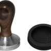 Expresso écarlate | Tamper "Classic" Pour Barista; Avec Poignée Ergonomique En Bois Précieux Et Base En Acier Inoxydable De Précision. Bois De Santal Broin + Planche De Tronc 49 Mm 2 Expresso écarlate | Tamper "Classic" Pour Barista; Avec Poignée Ergonomique En Bois Précieux Et Base En Acier Inoxydable De Précision. Bois De Santal Broin + Planche De Tronc 49 Mm -Dégustation Délicate 1200x897 2