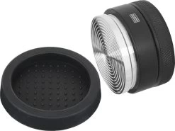 Expresso écarlate | Tamper "Grande Flat" Pour Barista; Avec Rainures 3D Pour Une Extraction Parfaite Avec Des Machines Porte-tamis; Des Tailles Différentes; à Toute épreuve. Noir 58,5 Mm + Planche De Tige 19 Expresso écarlate | Tamper "Grande Flat" Pour Barista; Avec Rainures 3D Pour Une Extraction Parfaite Avec Des Machines Porte-tamis; Des Tailles Différentes; à Toute épreuve. Noir 58,5 Mm + Planche De Tige -Dégustation Délicate 1200x898 3