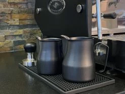 Expresso écarlate | Pot à Lait "L'Art Profi" Pour Latte Art Ou Cappuccino; En Acier Inoxydable 18/10; Pichet Barista De Haute Qualité. Noir 350 Ml 13 Expresso écarlate | Pot à Lait "L'Art Profi" Pour Latte Art Ou Cappuccino; En Acier Inoxydable 18/10; Pichet Barista De Haute Qualité. Noir 350 Ml -Dégustation Délicate 1200x899 4