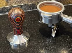 Expresso écarlate | Tamper "classic Colorato", Tampon Expresso élégant Avec Poignée Ergonomique En Bois Précieux Coloré, Pour Un Expresso Parfait, Barista Multi 53 Mm 11 Expresso écarlate | Tamper "classic Colorato", Tampon Expresso élégant Avec Poignée Ergonomique En Bois Précieux Coloré, Pour Un Expresso Parfait, Barista Multi 53 Mm -Dégustation Délicate 1200x900 114