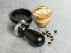 Buddy´s Bar - Barista Edition, Tamper Premium, Compresseur à Café Base Ø 58 Mm, H : 10 Cm, Acier Inoxydable, Tampon Expresso Pour Porte-tamis 58 Mm, Tamper à Café Avec Tapis En Silicone, Poignée Noire