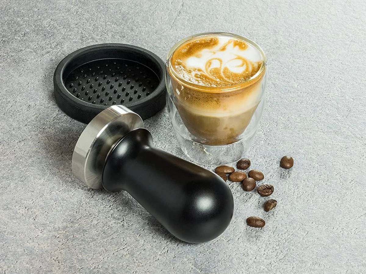 Buddy´s Bar - Barista Edition, Tamper Premium, Compresseur à Café Base Ø 58 Mm, H : 10 Cm, Acier Inoxydable, Tampon Expresso Pour Porte-tamis 58 Mm, Tamper à Café Avec Tapis En Silicone, Poignée Noire 3 Buddy´s Bar - Barista Edition, Tamper Premium, Compresseur à Café Base Ø 58 Mm, H : 10 Cm, Acier Inoxydable, Tampon Expresso Pour Porte-tamis 58 Mm, Tamper à Café Avec Tapis En Silicone, Poignée Noire