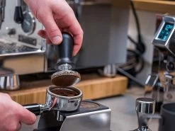 Buddy´s Bar - Barista Edition, Tamper Premium, Compresseur à Café Base Ø 58 Mm, H : 10 Cm, Acier Inoxydable, Tampon Expresso Pour Porte-tamis 58 Mm, Tamper à Café Avec Tapis En Silicone, Poignée Noire 10 Buddy´s Bar - Barista Edition, Tamper Premium, Compresseur à Café Base Ø 58 Mm, H : 10 Cm, Acier Inoxydable, Tampon Expresso Pour Porte-tamis 58 Mm, Tamper à Café Avec Tapis En Silicone, Poignée Noire -Dégustation Délicate 1200x900 145