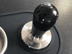 Expresso écarlate | Tamper "Elegant" Pour Barista; Avec Poignée Ergonomique En Aluminium Et Base En Acier Inoxydable De Précision; Pour Une Extraction Parfaite Avec Des Machines De Sérigraphie. Noir 53 Mm -Dégustation Délicate 1200x900 18