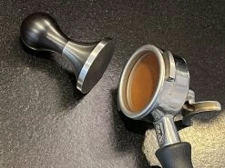 Expresso écarlate | Tamper "Fino Affilato" En Acier Inoxydable Tranchant CNC Fabriqué Avec Précision, Acier Inoxydable, Fabriqué Avec Précision Profitamper Zwart 41 Mm 10 Expresso écarlate | Tamper "Fino Affilato" En Acier Inoxydable Tranchant CNC Fabriqué Avec Précision, Acier Inoxydable, Fabriqué Avec Précision Profitamper Zwart 41 Mm -Dégustation Délicate 1200x900 212