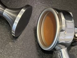 Expresso écarlate | Tamper "Fino Affilato" En Acier Inoxydable Tranchant CNC Fabriqué Avec Précision, Acier Inoxydable, Fabriqué Avec Précision Profitamper Zwart 41 Mm 11 Expresso écarlate | Tamper "Fino Affilato" En Acier Inoxydable Tranchant CNC Fabriqué Avec Précision, Acier Inoxydable, Fabriqué Avec Précision Profitamper Zwart 41 Mm -Dégustation Délicate 1200x900 213