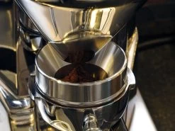 Expresso écarlate | Entonnoir De Précision "Barista Cono LM1 41 Mm" En Acier Inoxydable Pour Support De Tamis; Spécialement Pour Le Tamis En 1 Partie La Marzocco. Argent 15 Expresso écarlate | Entonnoir De Précision "Barista Cono LM1 41 Mm" En Acier Inoxydable Pour Support De Tamis; Spécialement Pour Le Tamis En 1 Partie La Marzocco. Argent -Dégustation Délicate 1200x900 243