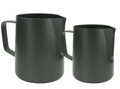 Expresso écarlate | Pot à Lait "L'Art Modern Anthrazit" Pour Latte Art Ou Cappuccino; En Acier Inoxydable 18/10 Avec Revêtement Antiadhésif (intérieur Et Extérieur); Pichet Barista De Haute Qualité. 600 Ml 10 Expresso écarlate | Pot à Lait "L'Art Modern Anthrazit" Pour Latte Art Ou Cappuccino; En Acier Inoxydable 18/10 Avec Revêtement Antiadhésif (intérieur Et Extérieur); Pichet Barista De Haute Qualité. 600 Ml -Dégustation Délicate 1200x900 272