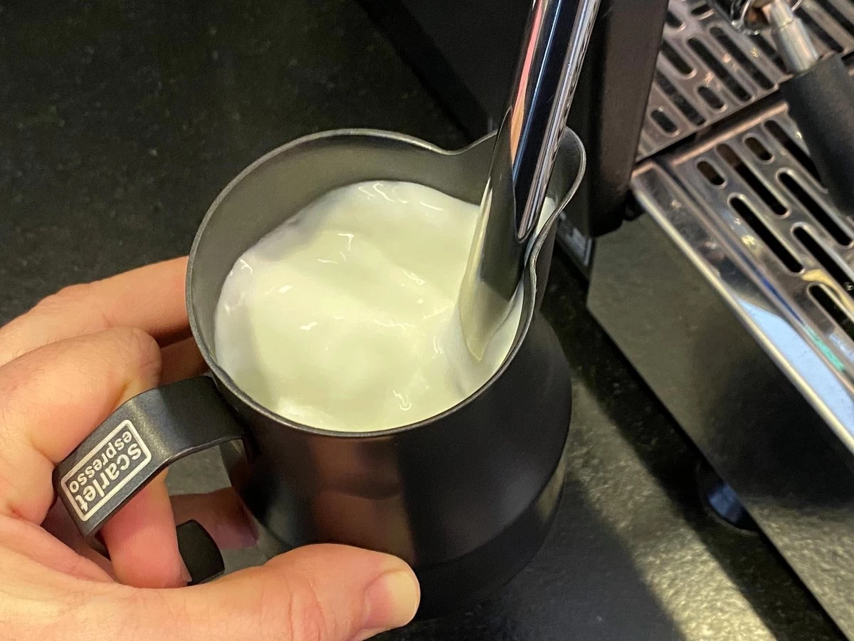 Expresso écarlate | Pot à Lait "L'Art Profi" Pour Latte Art Ou Cappuccino; En Acier Inoxydable 18/10; Pichet Barista De Haute Qualité. Noir 350 Ml 4 Expresso écarlate | Pot à Lait "L'Art Profi" Pour Latte Art Ou Cappuccino; En Acier Inoxydable 18/10; Pichet Barista De Haute Qualité. Noir 350 Ml – Image 2