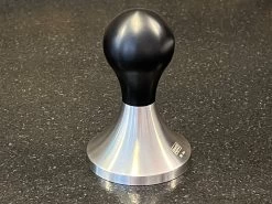 Expresso écarlate | Tamper "Fino Affilato" En Acier Inoxydable à Bord Tranchant CNC Fabriqué Avec Précision, En Acier Inoxydable, Fabriqué Avec Précision Profitamper Zwart 58 Mm 10 Expresso écarlate | Tamper "Fino Affilato" En Acier Inoxydable à Bord Tranchant CNC Fabriqué Avec Précision, En Acier Inoxydable, Fabriqué Avec Précision Profitamper Zwart 58 Mm -Dégustation Délicate 1200x900 40