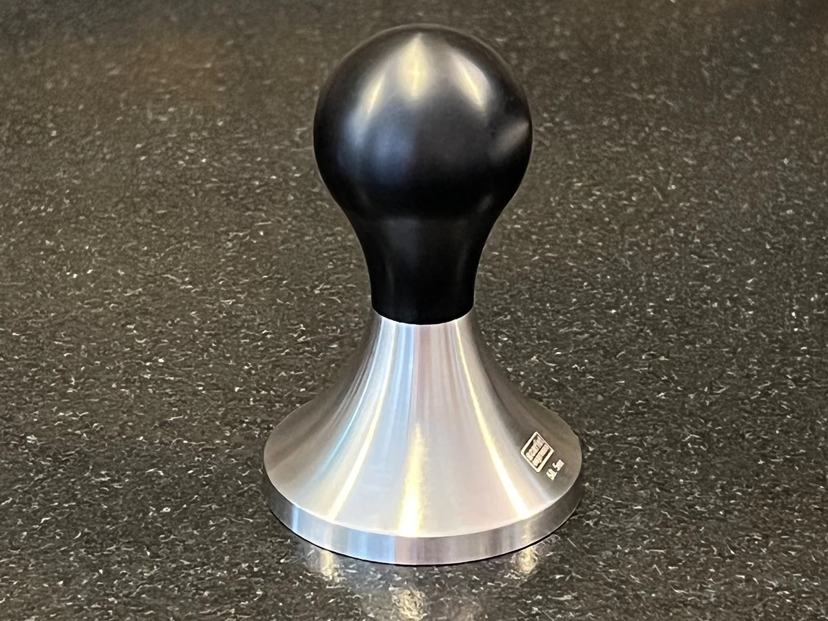 Expresso écarlate | Tamper "Fino Affilato" En Acier Inoxydable à Bord Tranchant CNC Fabriqué Avec Précision, En Acier Inoxydable, Fabriqué Avec Précision Profitamper Zwart 58 Mm 5 Expresso écarlate | Tamper "Fino Affilato" En Acier Inoxydable à Bord Tranchant CNC Fabriqué Avec Précision, En Acier Inoxydable, Fabriqué Avec Précision Profitamper Zwart 58 Mm – Image 3