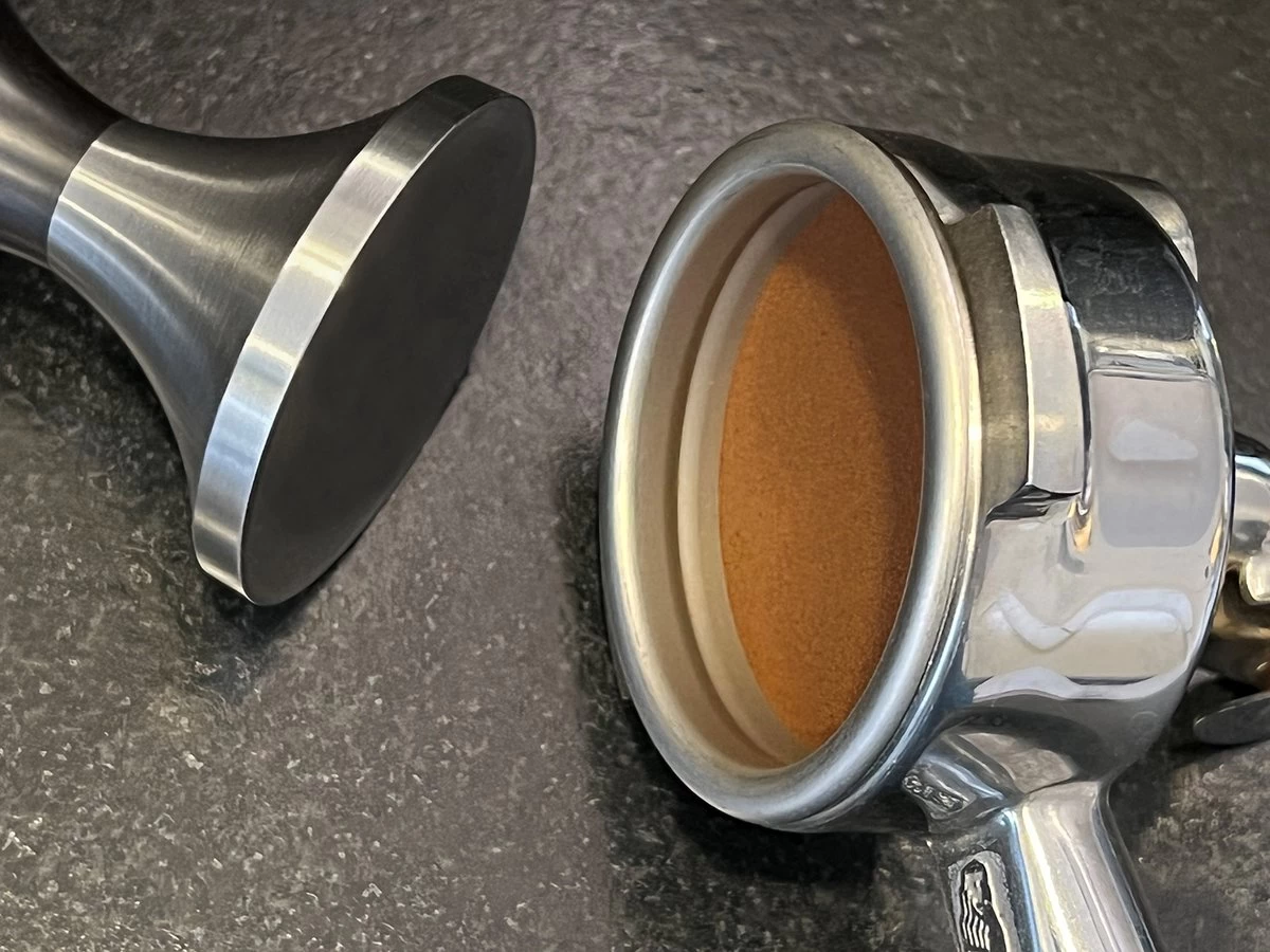 Expresso écarlate | Tamper "Fino Affilato" En Acier Inoxydable à Bord Tranchant CNC Fabriqué Avec Précision, En Acier Inoxydable, Fabriqué Avec Précision Profitamper Zwart 58 Mm 7 Expresso écarlate | Tamper "Fino Affilato" En Acier Inoxydable à Bord Tranchant CNC Fabriqué Avec Précision, En Acier Inoxydable, Fabriqué Avec Précision Profitamper Zwart 58 Mm – Image 5