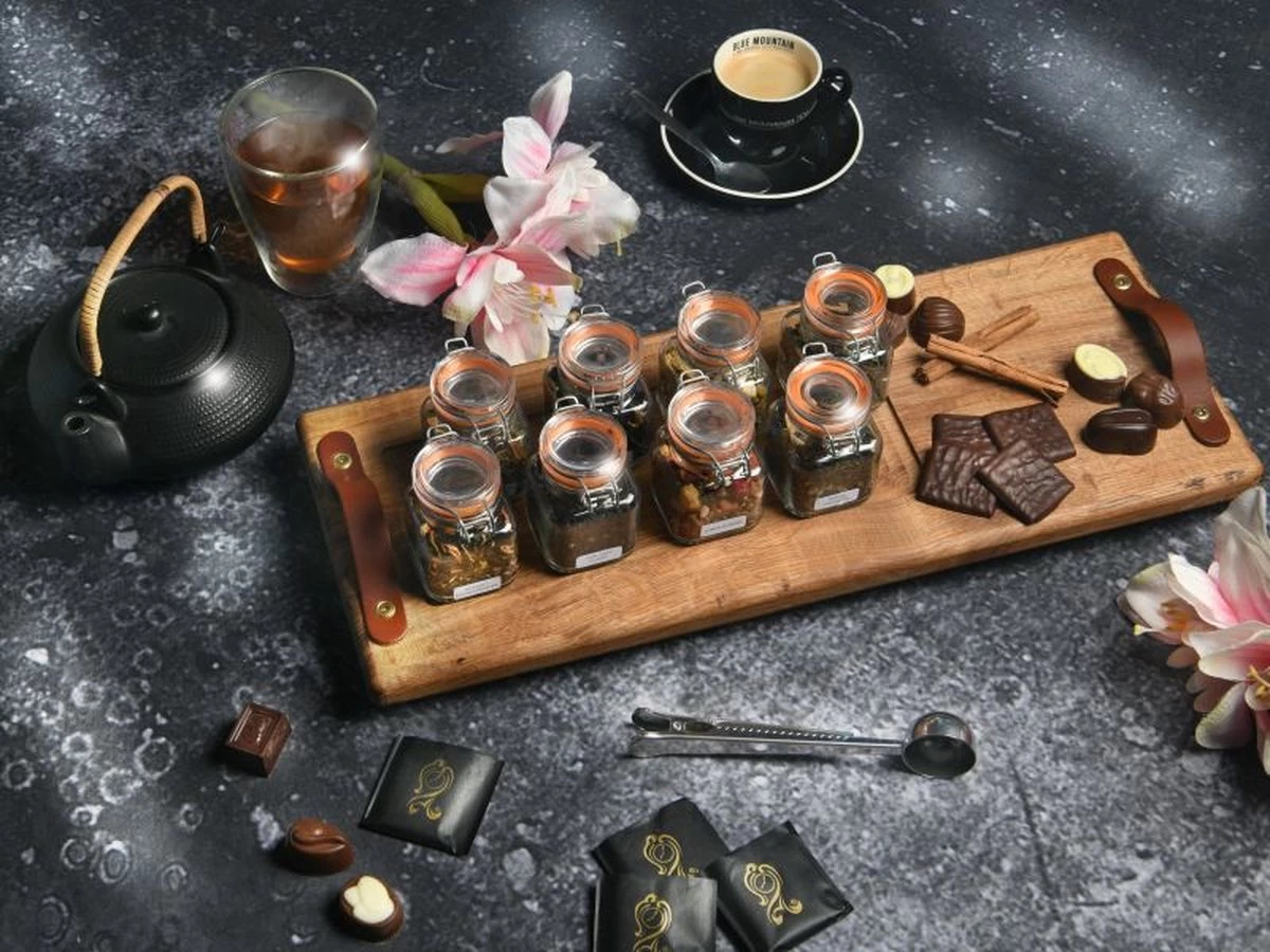 De-Smikkelplank - Planche à Thé (60cm) - Bois De Chêne - 8 Saveurs De Thee - Filtre à Thé - Cuillère Doseuse - High Tea - Planche De Service 3 De-Smikkelplank - Planche à Thé (60cm) - Bois De Chêne - 8 Saveurs De Thee - Filtre à Thé - Cuillère Doseuse - High Tea - Planche De Service