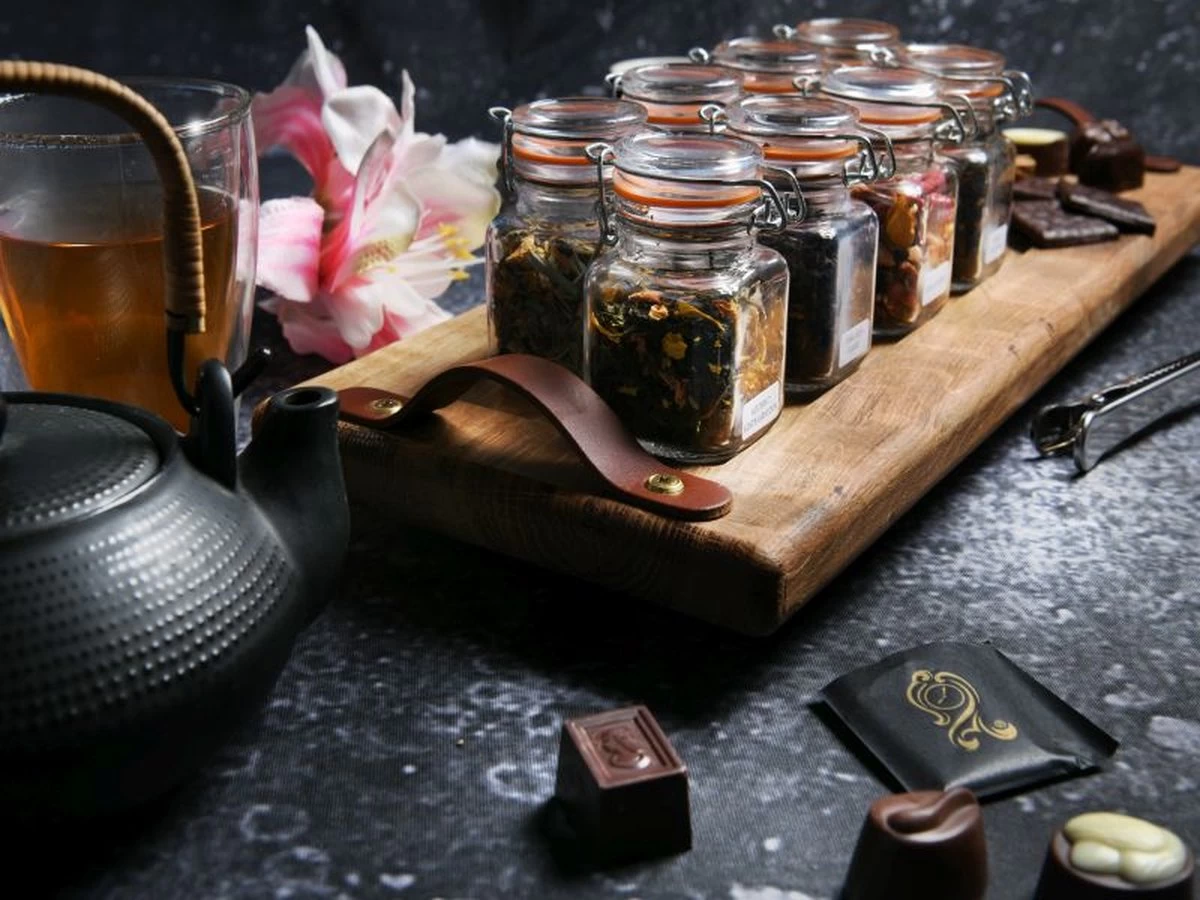 De-Smikkelplank - Planche à Thé (60cm) - Bois De Chêne - 8 Saveurs De Thee - Filtre à Thé - Cuillère Doseuse - High Tea - Planche De Service 5 De-Smikkelplank - Planche à Thé (60cm) - Bois De Chêne - 8 Saveurs De Thee - Filtre à Thé - Cuillère Doseuse - High Tea - Planche De Service – Image 3