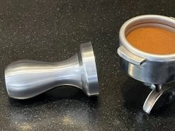 Expresso écarlate | Tamper "Solido Affilato" En Acier Inoxydable à Bord Tranchant Usiné CNC Avec Précision, En Acier Inoxydable, Bourreur De Profit Solide Acier Inoxydable 58,5 Mm 10 Expresso écarlate | Tamper "Solido Affilato" En Acier Inoxydable à Bord Tranchant Usiné CNC Avec Précision, En Acier Inoxydable, Bourreur De Profit Solide Acier Inoxydable 58,5 Mm -Dégustation Délicate 1200x900 64