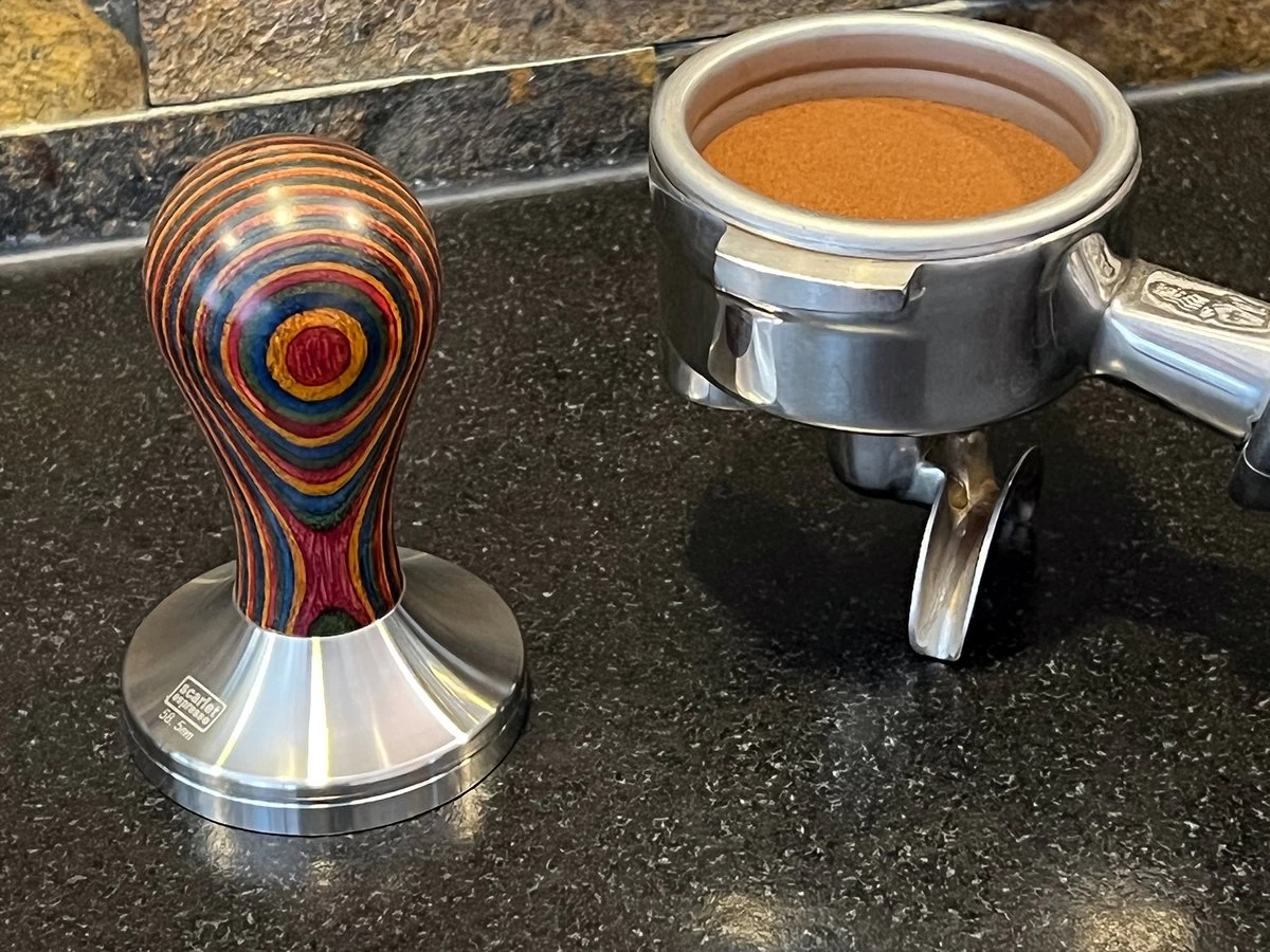 Expresso écarlate | Tamper "classic Colorato", Tampon Expresso élégant Avec Poignée Ergonomique En Bois Précieux Coloré, Pour Un Expresso Parfait, Barista Multi 51 Mm 6 Expresso écarlate | Tamper "classic Colorato", Tampon Expresso élégant Avec Poignée Ergonomique En Bois Précieux Coloré, Pour Un Expresso Parfait, Barista Multi 51 Mm – Image 4