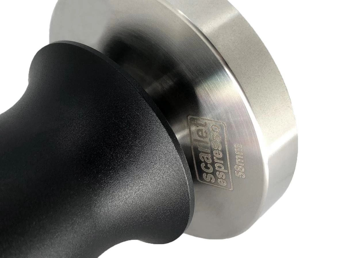 Expresso écarlate | Tamper "Perfetto" Pour Barista; Calibré à Une Pression De Contact De 35 Lb; Avec Manche En Aluminium Ou En Bois Fin Et Base En Acier Inoxydable De Précision. Noir 58,5 Mm 7 Expresso écarlate | Tamper "Perfetto" Pour Barista; Calibré à Une Pression De Contact De 35 Lb; Avec Manche En Aluminium Ou En Bois Fin Et Base En Acier Inoxydable De Précision. Noir 58,5 Mm – Image 5
