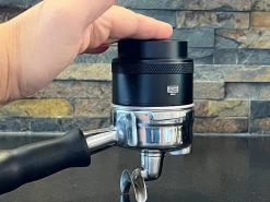 Expresso écarlate | Tamper " Grande Livello" à Alignement Automatique, Palet De Café 100% Droit, Un Jeu D'enfant ! Noir 58 Mm -Dégustation Délicate 1200x900 94