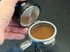 Expresso écarlate | Tamper " Grande Livello" à Alignement Automatique, Palet De Café 100% Droit, Un Jeu D'enfant ! Noir 58 Mm -Dégustation Délicate 1200x900 95