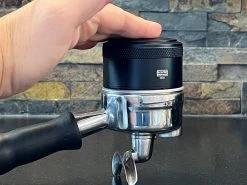 Expresso écarlate | Tamper " Grande Livello" à Alignement Automatique, Palet De Café 100% Droit, Un Jeu D'enfant ! Noir 58 Mm -Dégustation Délicate 1200x900 97
