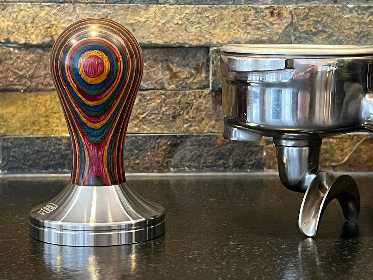 Expresso écarlate | Tamper "classic Colorato", Tampon Expresso élégant Avec Poignée Ergonomique En Bois Précieux Coloré, Pour Un Expresso Parfait, Barista Multi 51 Mm 8 Expresso écarlate | Tamper "classic Colorato", Tampon Expresso élégant Avec Poignée Ergonomique En Bois Précieux Coloré, Pour Un Expresso Parfait, Barista Multi 51 Mm – Image 6