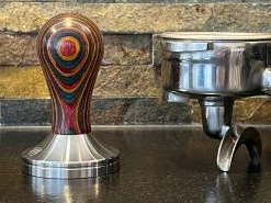 Expresso écarlate | Tamper "classic Colorato", Tampon Expresso élégant Avec Poignée Ergonomique En Bois Précieux Coloré, Pour Un Expresso Parfait, Barista Multi 53 Mm 13 Expresso écarlate | Tamper "classic Colorato", Tampon Expresso élégant Avec Poignée Ergonomique En Bois Précieux Coloré, Pour Un Expresso Parfait, Barista Multi 53 Mm -Dégustation Délicate 1200x901 2