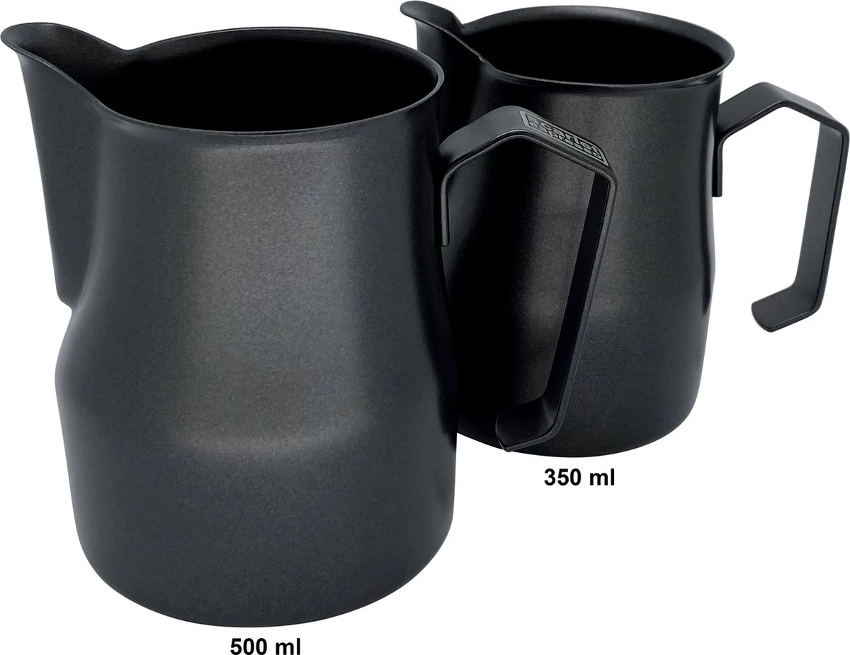 Expresso écarlate | Pot à Lait "L'Art Profi" Pour Latte Art Ou Cappuccino; En Acier Inoxydable 18/10; Pichet Barista De Haute Qualité. Noir 350 Ml 6 Expresso écarlate | Pot à Lait "L'Art Profi" Pour Latte Art Ou Cappuccino; En Acier Inoxydable 18/10; Pichet Barista De Haute Qualité. Noir 350 Ml – Image 4