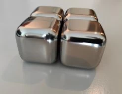 Sparq Home - Cubes à Whisky RvS - Pierres à Whisky - Ensemble De 4 Pièces - Pierres à Whisky - Pierres à Whisky - Glaçons - Cadeau - Noël 16 Sparq Home - Cubes à Whisky RvS - Pierres à Whisky - Ensemble De 4 Pièces - Pierres à Whisky - Pierres à Whisky - Glaçons - Cadeau - Noël -Dégustation Délicate 1200x929 1