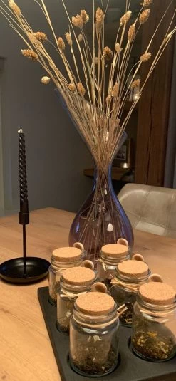 Étagère à Thé Black Edition Avec 6 Pots Et Cuillère En Bois Pour Le Thee à Thé (remplacement De La Boîte à Thé) MeubelZwagerij -Dégustation Délicate 554x1200 1