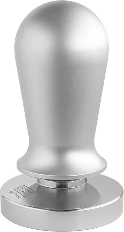 Expresso écarlate | Tamper "Perfetto" Pour Barista; Calibré à Une Pression De Contact De 35 Lb; Avec Manche En Aluminium Ou En Bois Fin Et Base En Acier Inoxydable De Précision. 11 Expresso écarlate | Tamper "Perfetto" Pour Barista; Calibré à Une Pression De Contact De 35 Lb; Avec Manche En Aluminium Ou En Bois Fin Et Base En Acier Inoxydable De Précision. -Dégustation Délicate 642x1200