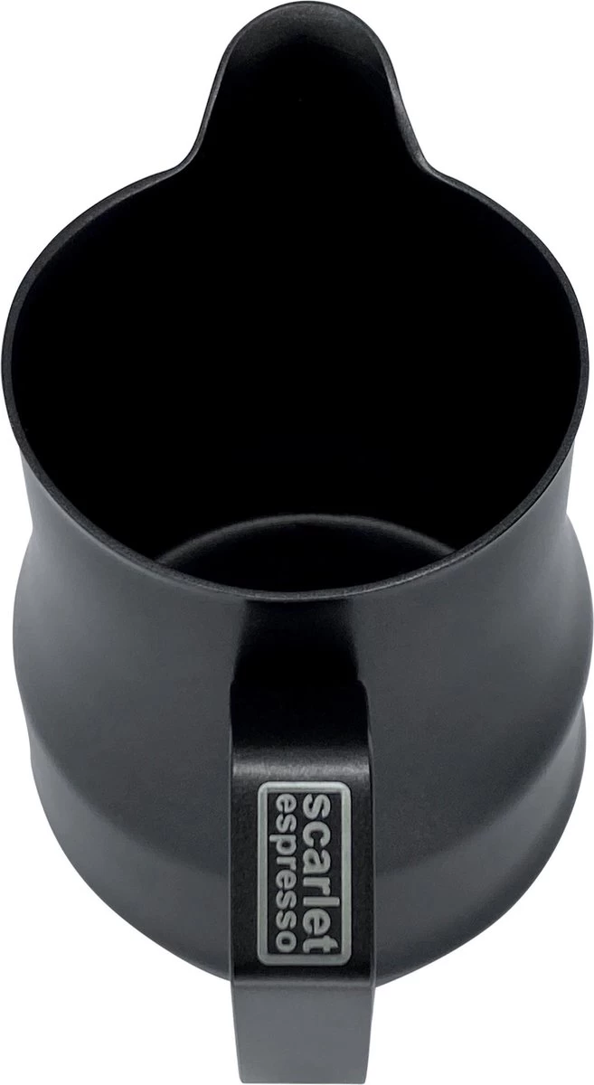 Expresso écarlate | Pot à Lait "L'Art Profi" Pour Latte Art Ou Cappuccino; En Acier Inoxydable 18/10; Pichet Barista De Haute Qualité. Noir 350 Ml 8 Expresso écarlate | Pot à Lait "L'Art Profi" Pour Latte Art Ou Cappuccino; En Acier Inoxydable 18/10; Pichet Barista De Haute Qualité. Noir 350 Ml – Image 6
