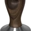 Expresso écarlate | Tamper "Classic" Pour Barista; Avec Poignée Ergonomique En Bois Précieux Et Base En Acier Inoxydable De Précision. Bois De Santal Broin 49 Mm 2 Expresso écarlate | Tamper "Classic" Pour Barista; Avec Poignée Ergonomique En Bois Précieux Et Base En Acier Inoxydable De Précision. Bois De Santal Broin 49 Mm -Dégustation Délicate 681x1200 2