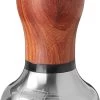 Expresso écarlate | Tamper "Vittoria" Pour Barista; Avec Poignée Ergonomique En Bois Précieux Et Base En Acier Inoxydable Poli Et Poli Brillant. Bois De Santal Rouge 58 Mm 1 Expresso écarlate | Tamper "Vittoria" Pour Barista; Avec Poignée Ergonomique En Bois Précieux Et Base En Acier Inoxydable Poli Et Poli Brillant. Bois De Santal Rouge 58 Mm -Dégustation Délicate 735x1200 1